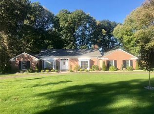 372 Leawood Dr, New Castle, PA 16105