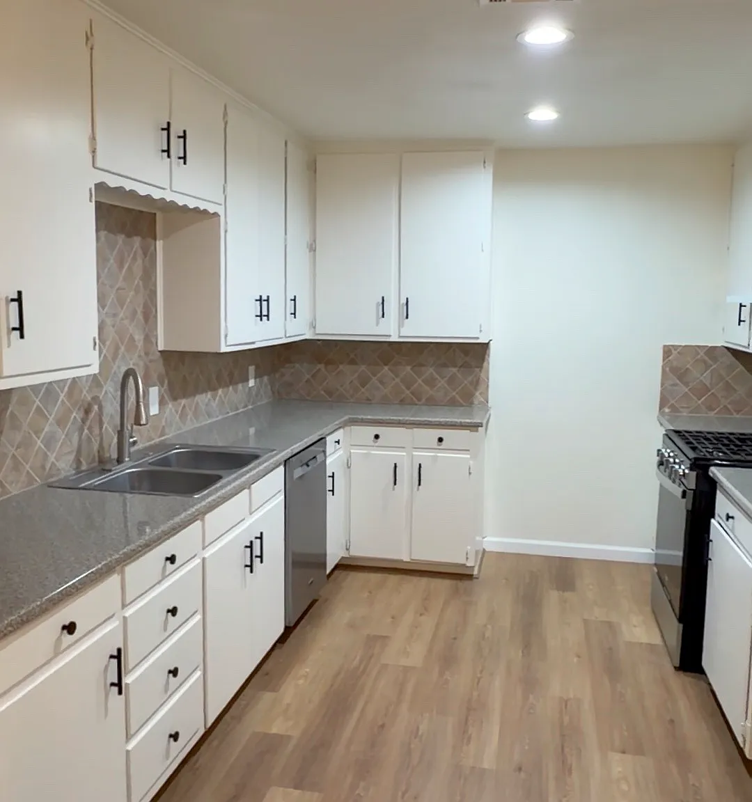 3 bed, 1811 sqft, $2,400 — Photo 2