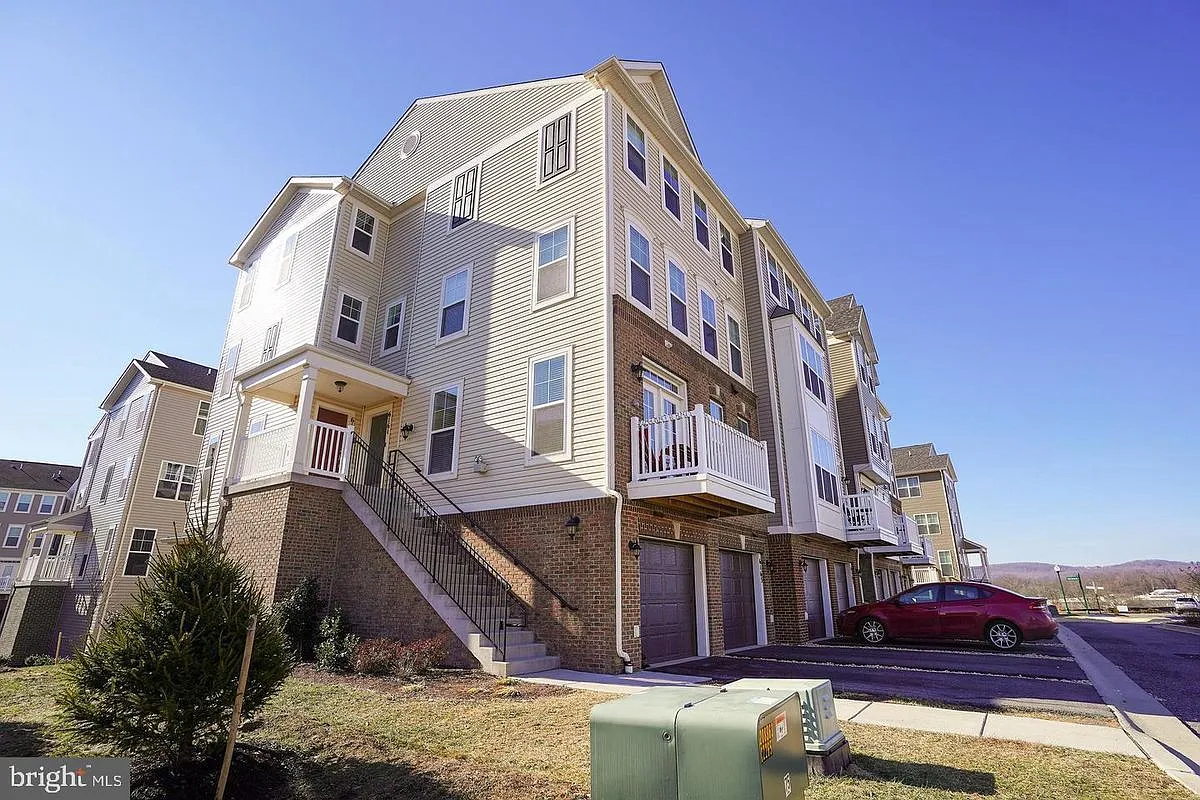 3 bed, 2.5 bath, 2174 sqft, $2,900 — Photo 3