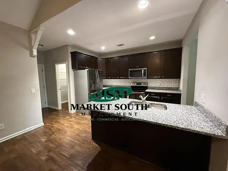 136 Waverly Way — Photo 2