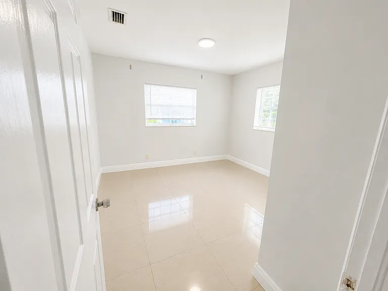 1306 S 29th Ave — Photo 12