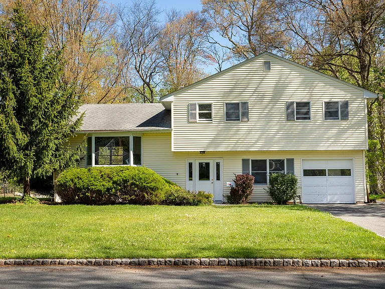 63 Shadow Ln — Photo 2