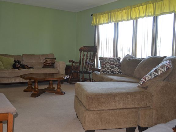 4th image of 16449 Surrey Dr