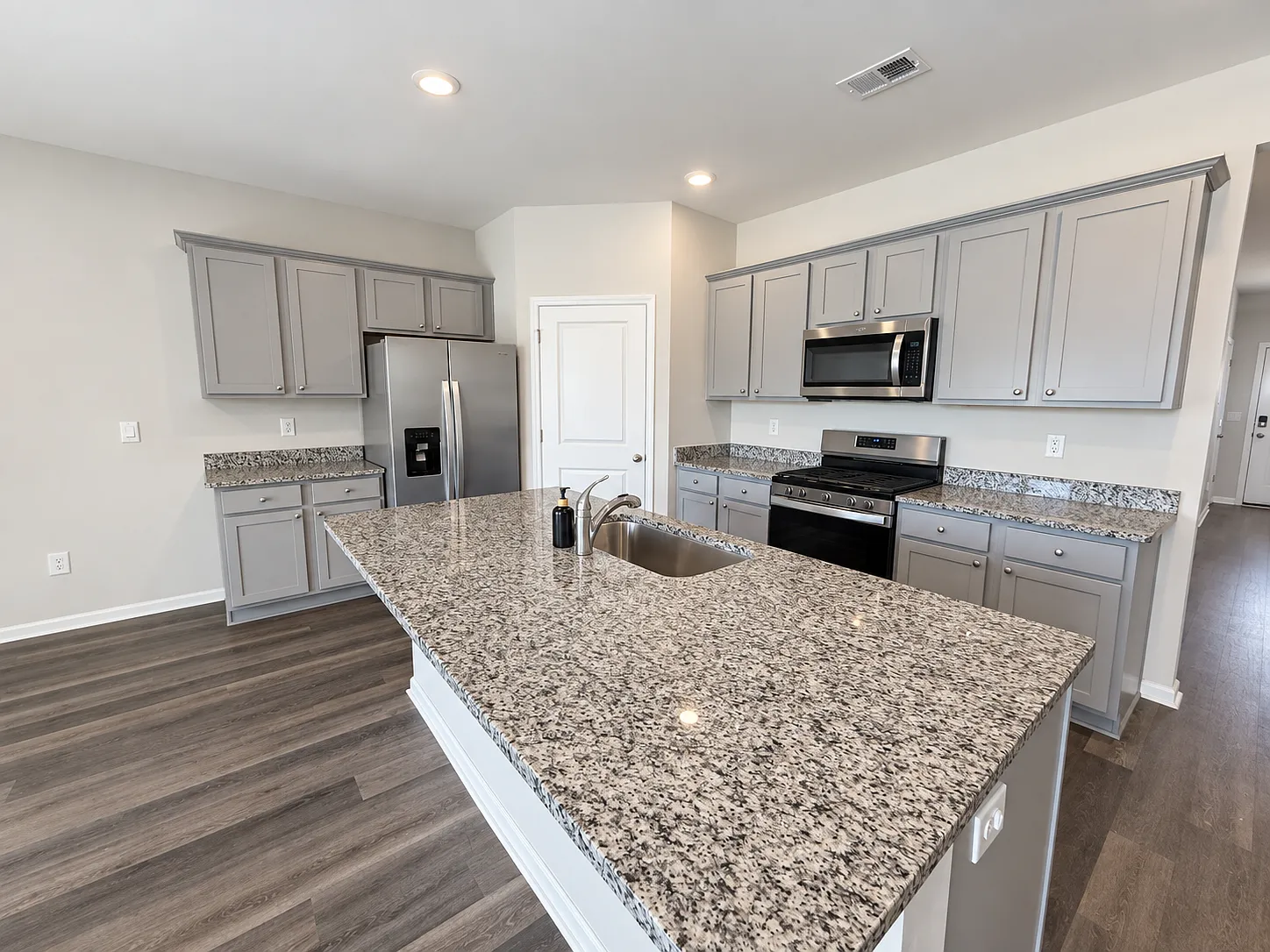 4 bed, 1774 sqft, $2,400 — Photo 4