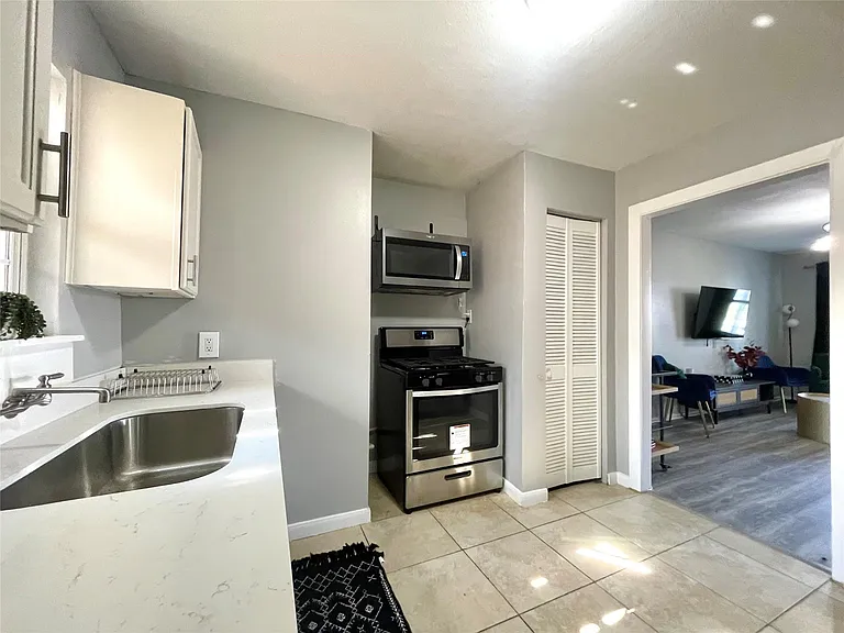 2411 Bastrop St #1 — Photo 4
