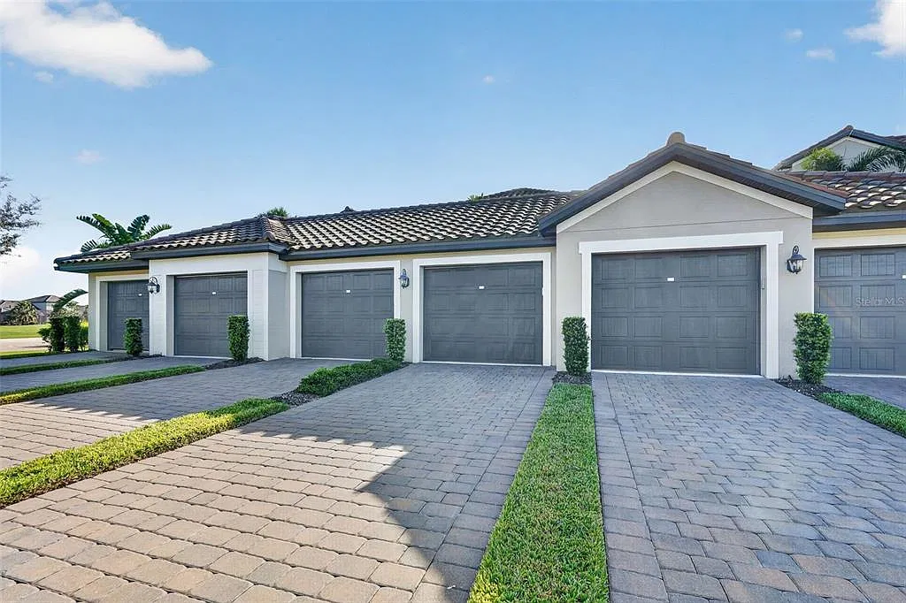 2 bed, 2.0 bath, 1355 sqft, $2,300 — Photo 3