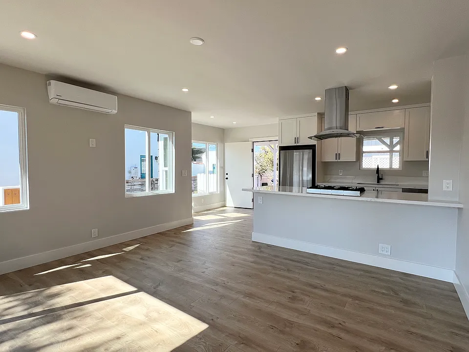 Living room w/split A/C unit
Kitchen w/bar stool seating