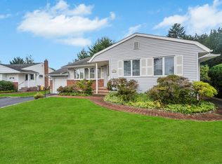 39 Florence Dr, Syosset, NY 11791