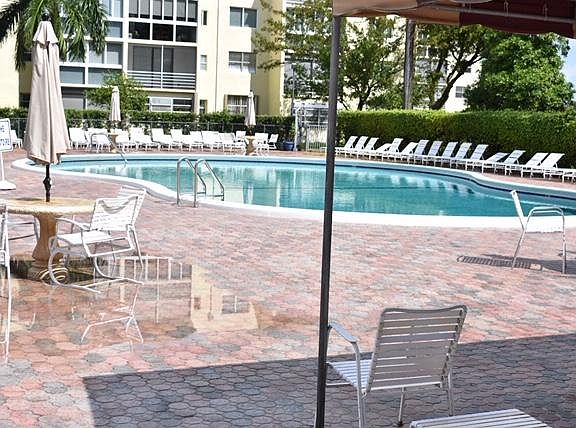 3rd image of 2861 Somerset Dr APT 202