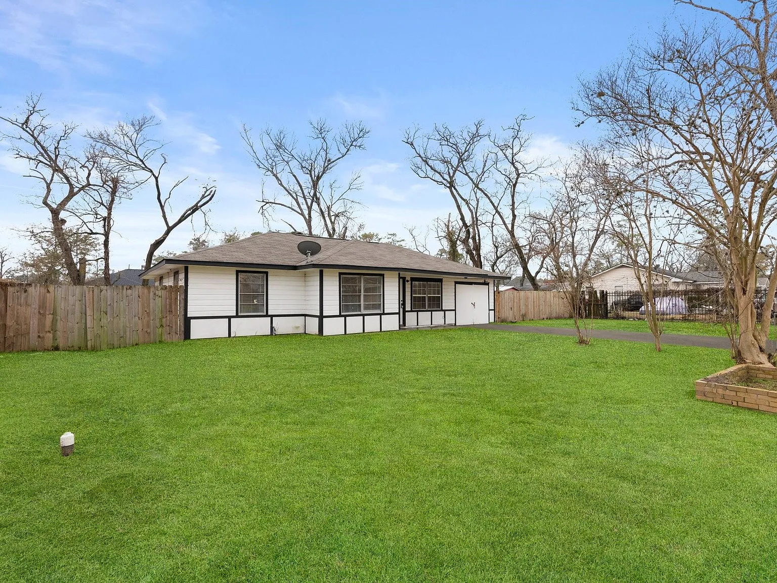 3 bed, 1.0 bath, 1043 sqft, $1,500 — Photo 2