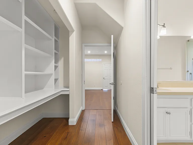 Built-in desk