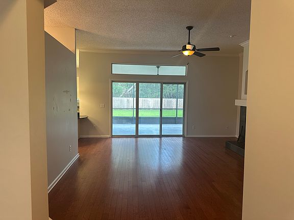 4th image of 2493 The Woods Dr E