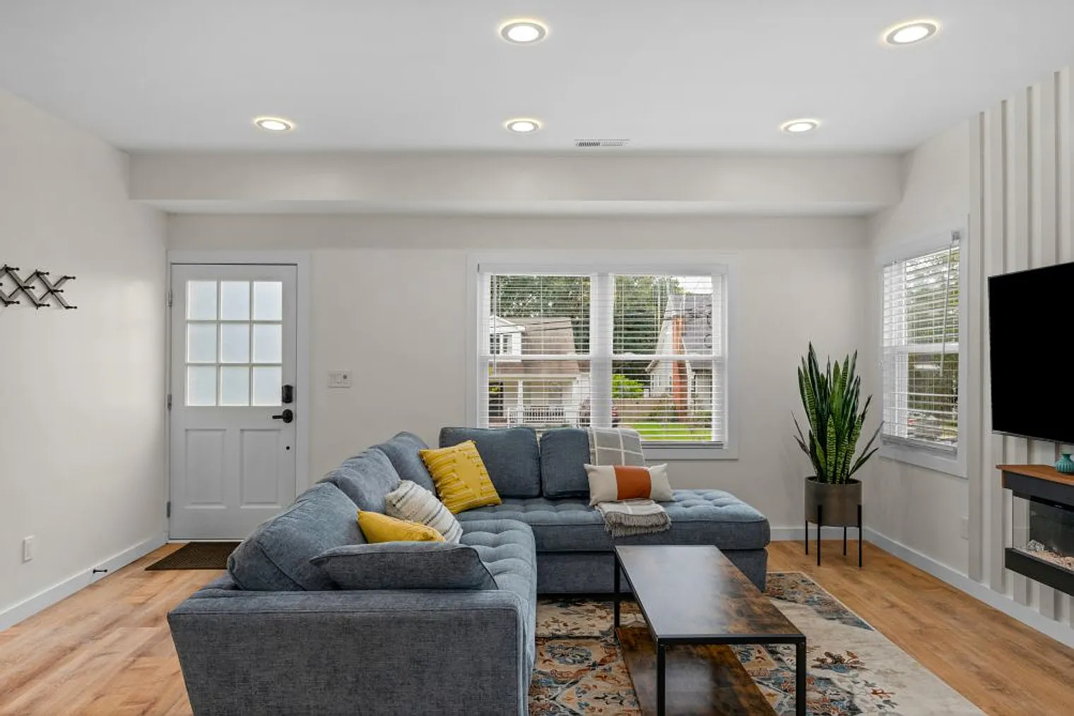 4 bed, 3.0 bath, 1399 sqft, $5,632 — Photo 2