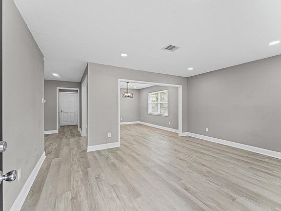 4th image of 10402 Wicklowe St
