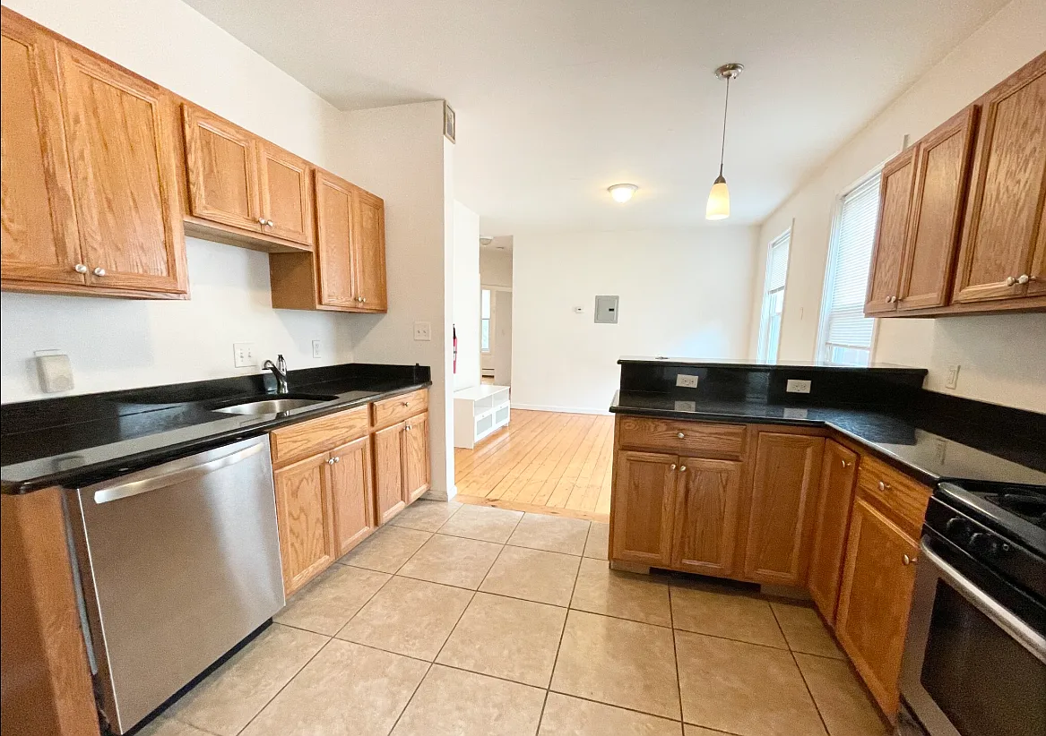 4 bed, 9999 sqft, $4,000 — Photo 2