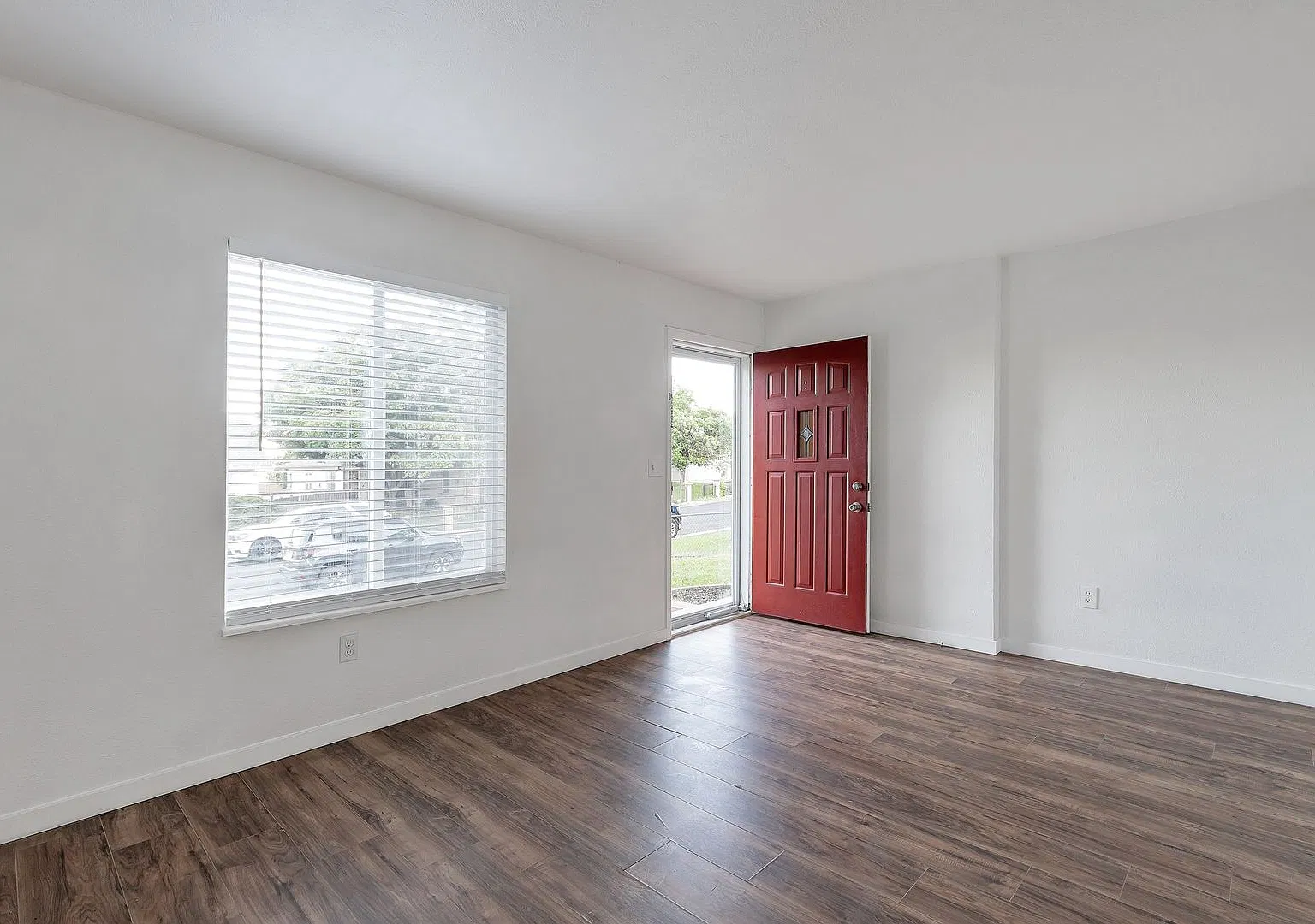 2 Bedroom Duplex with Updates, Large Fenced Backyard, Patio and Spacious RV Parking — Photo 4