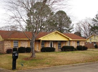 817 Skylark Dr, Columbus, MS 39702