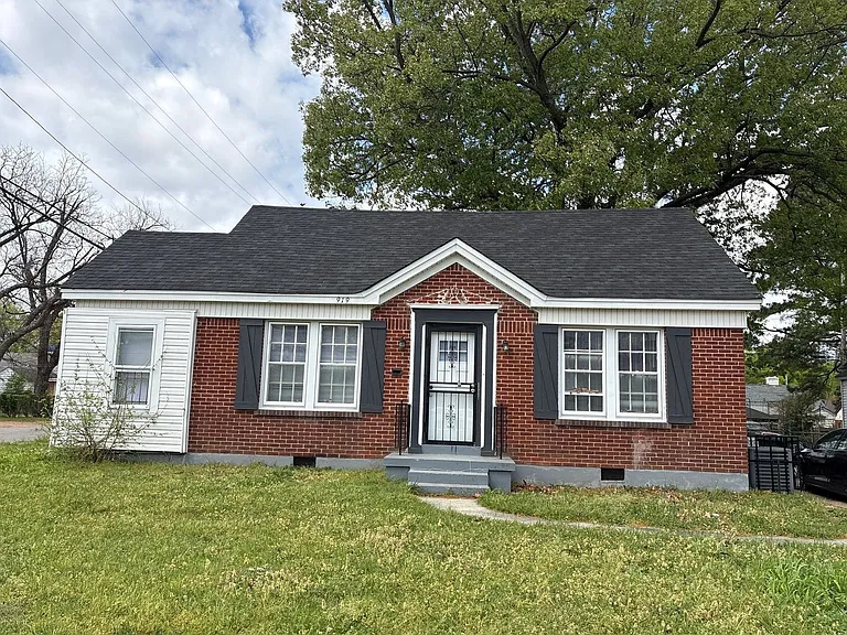 919 Barbara Dr — Photo 2