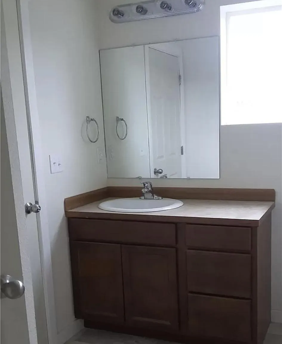 2 bed, 1.5 bath, 1000 sqft, $1,700 — Photo 3