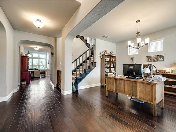 5th image of 233 Bentley Dr