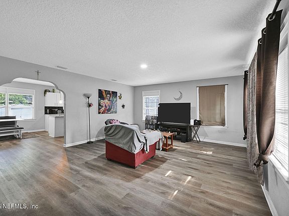 3rd image of 1046 MACKINAW Street