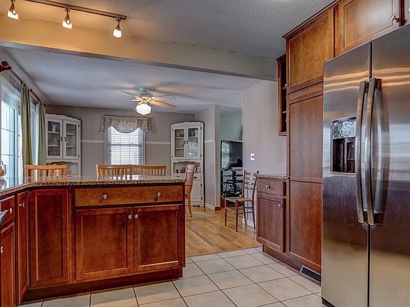 5th image of 10 Byron Dr