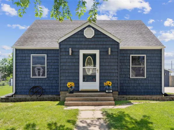 505 1st St E, Newhall, IA 52315