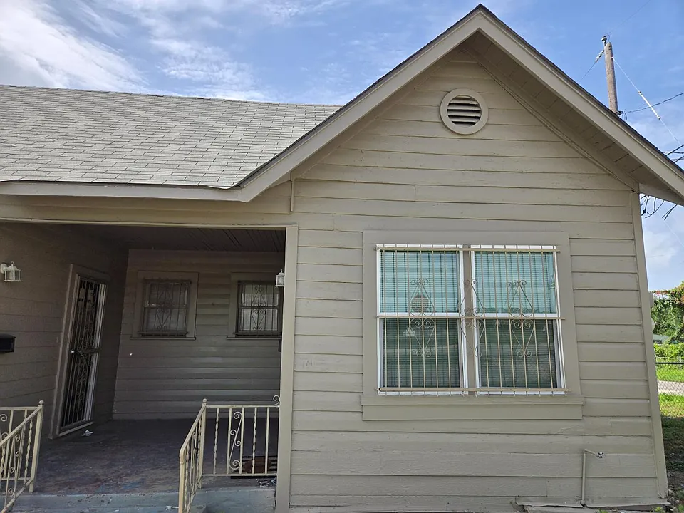 2236 N Interstate Highway 35 #2026-76