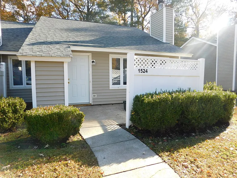 1524 College Way — Photo 1