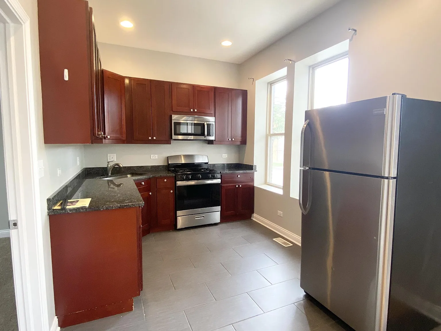 3741 W Lemoyne ave - 3741 W Lemoyne ave 2R — Photo 1