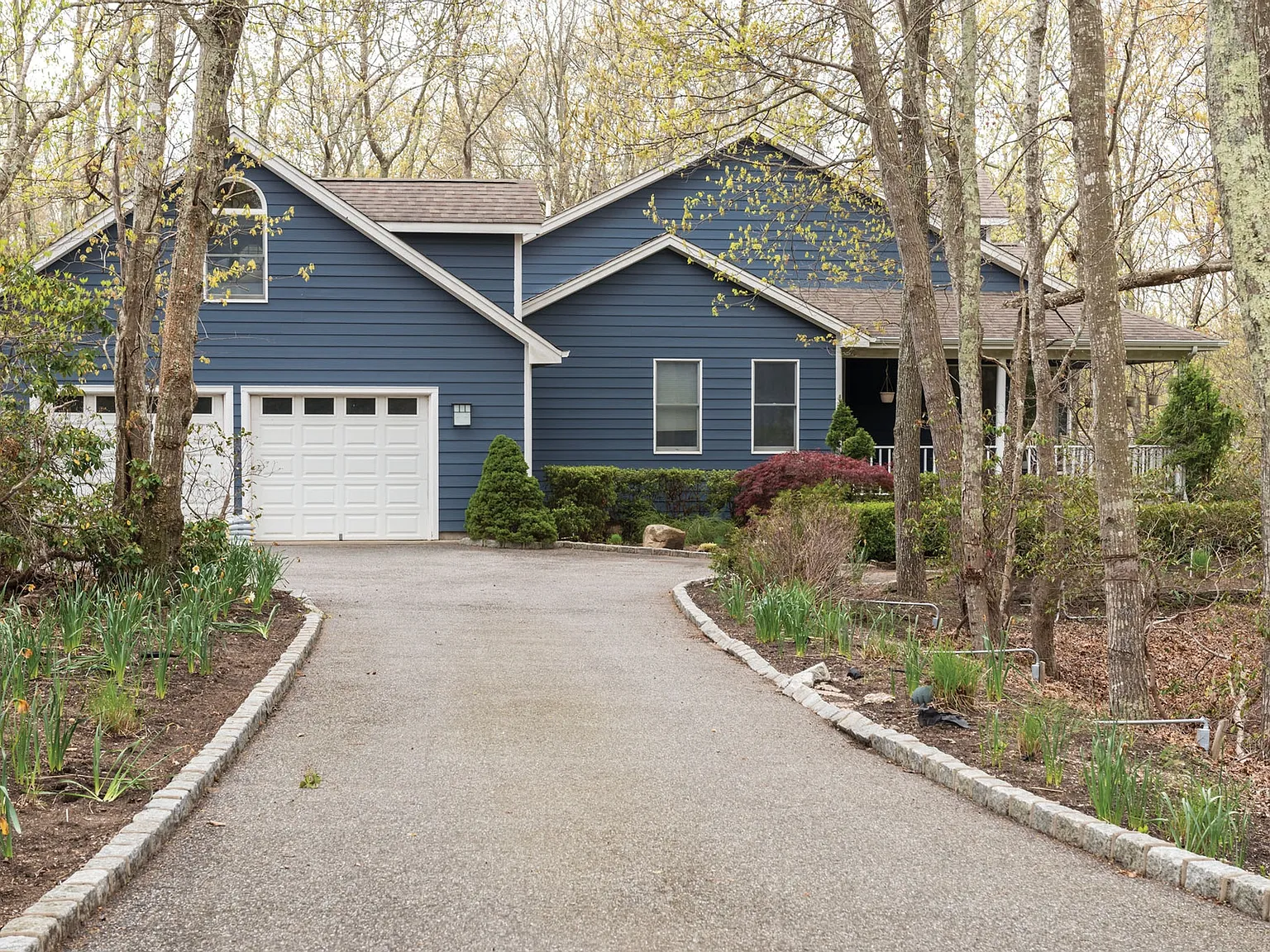 Five Bedrooms With Pool Close to Sag Harbor & Southampton — Photo 2