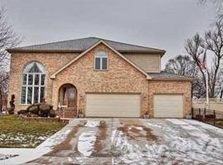 221 Leslie Ln, Bloomingdale, IL 60108