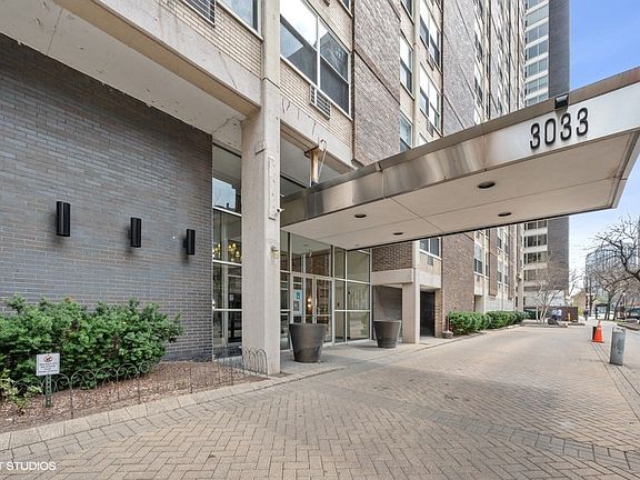 2nd image of 3033 N Sheridan Rd APT 408