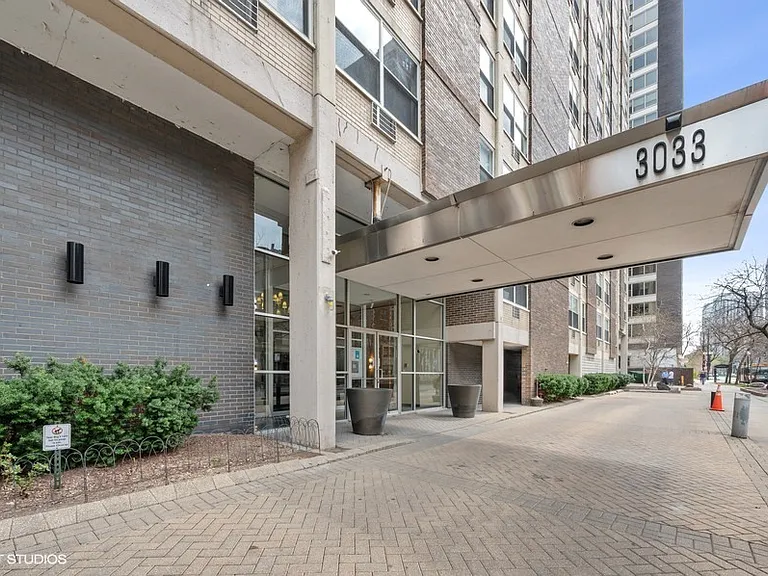 3033 N Sheridan Rd #408 — Photo 2