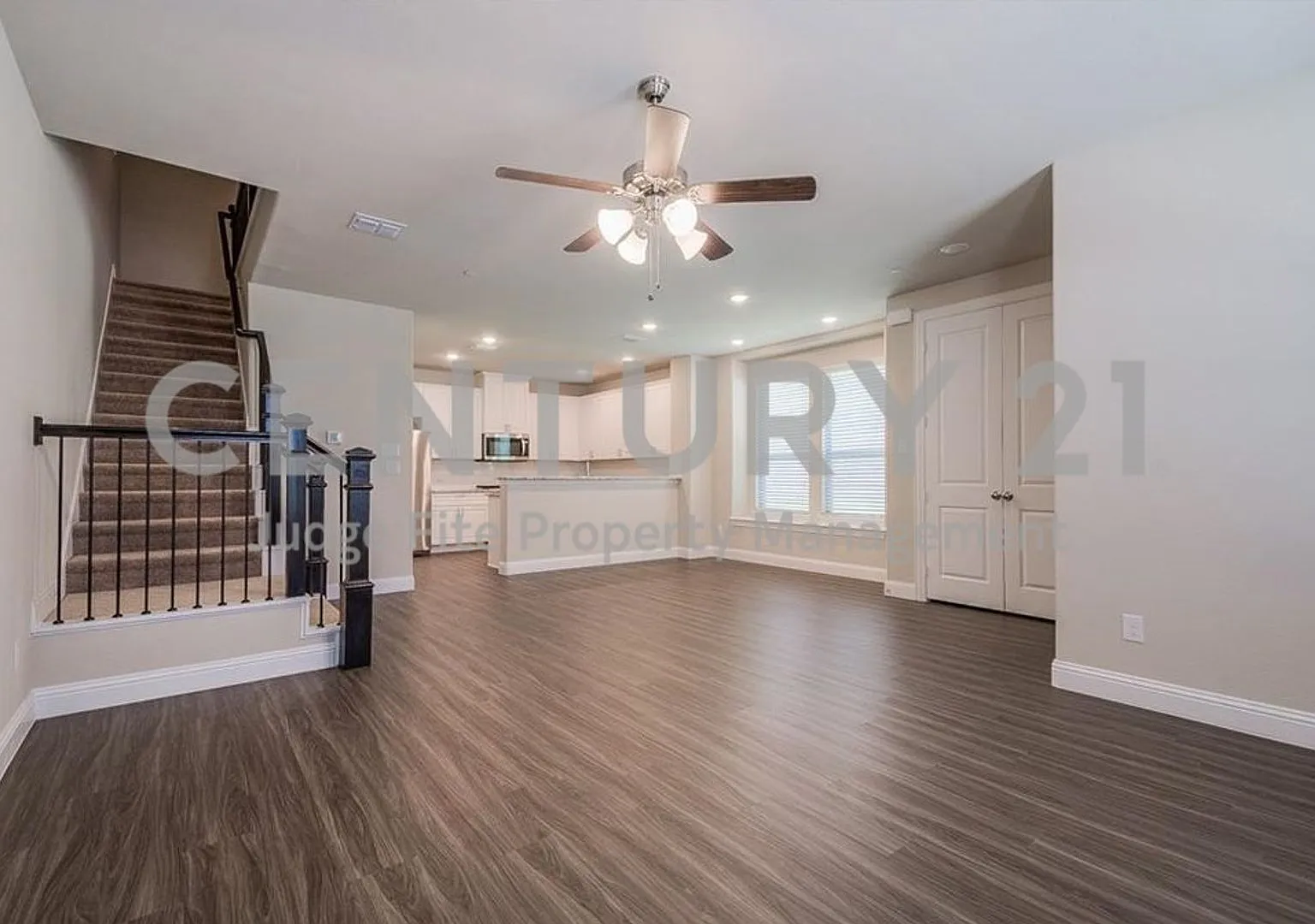Stunning 2-Story 3/2.5/2 Townhome For Rent! — Photo 4