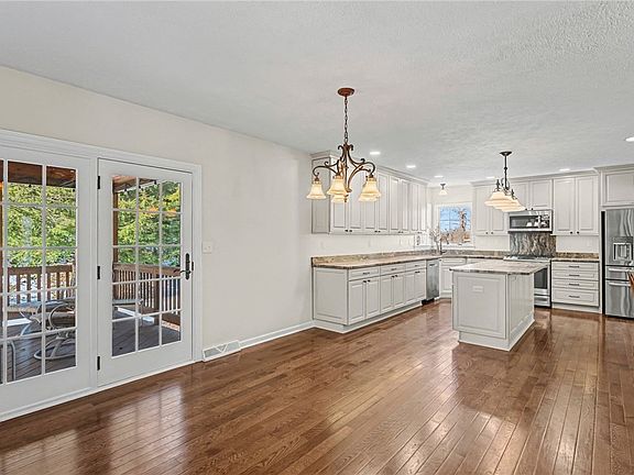 5th image of 112 Field Club Dr W