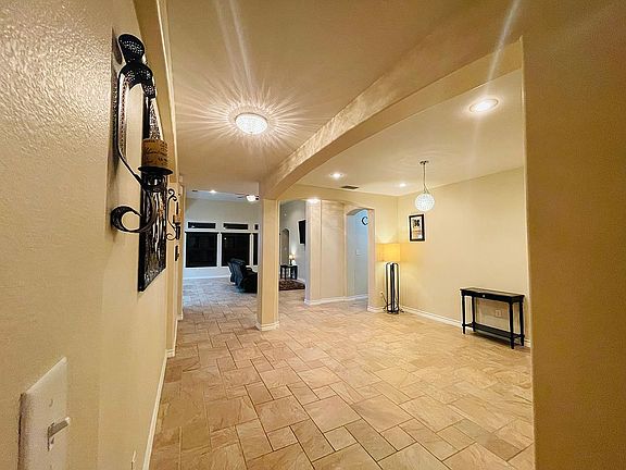 5th image of 318 Silver Leaf Oak Dr