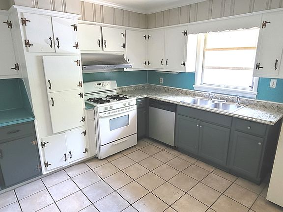 Bright and Airy eat in Kitchen