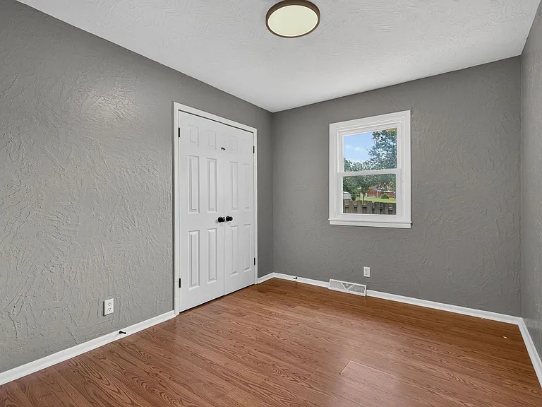 2724 N Franklin Ave — Photo 12