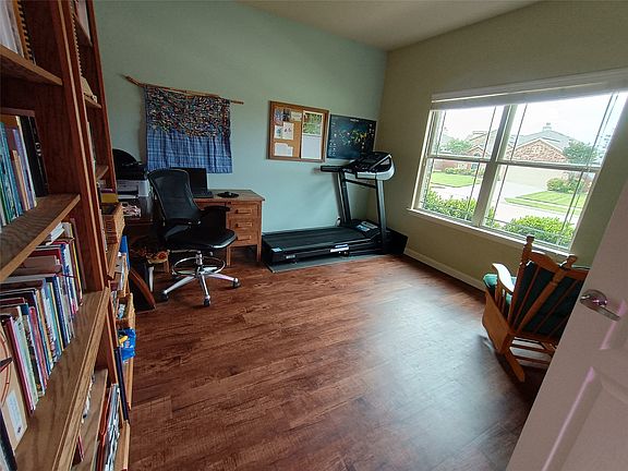 5th image of 3104 Buckthorn St