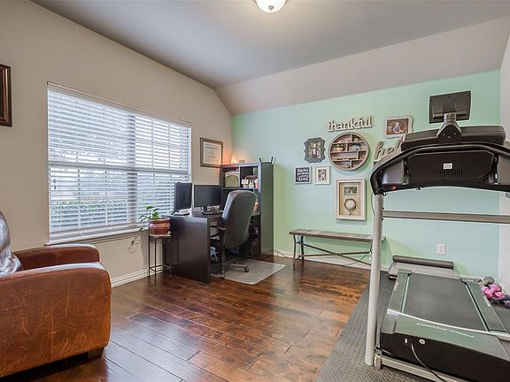 4th image of 1008 Hawk Valley Dr