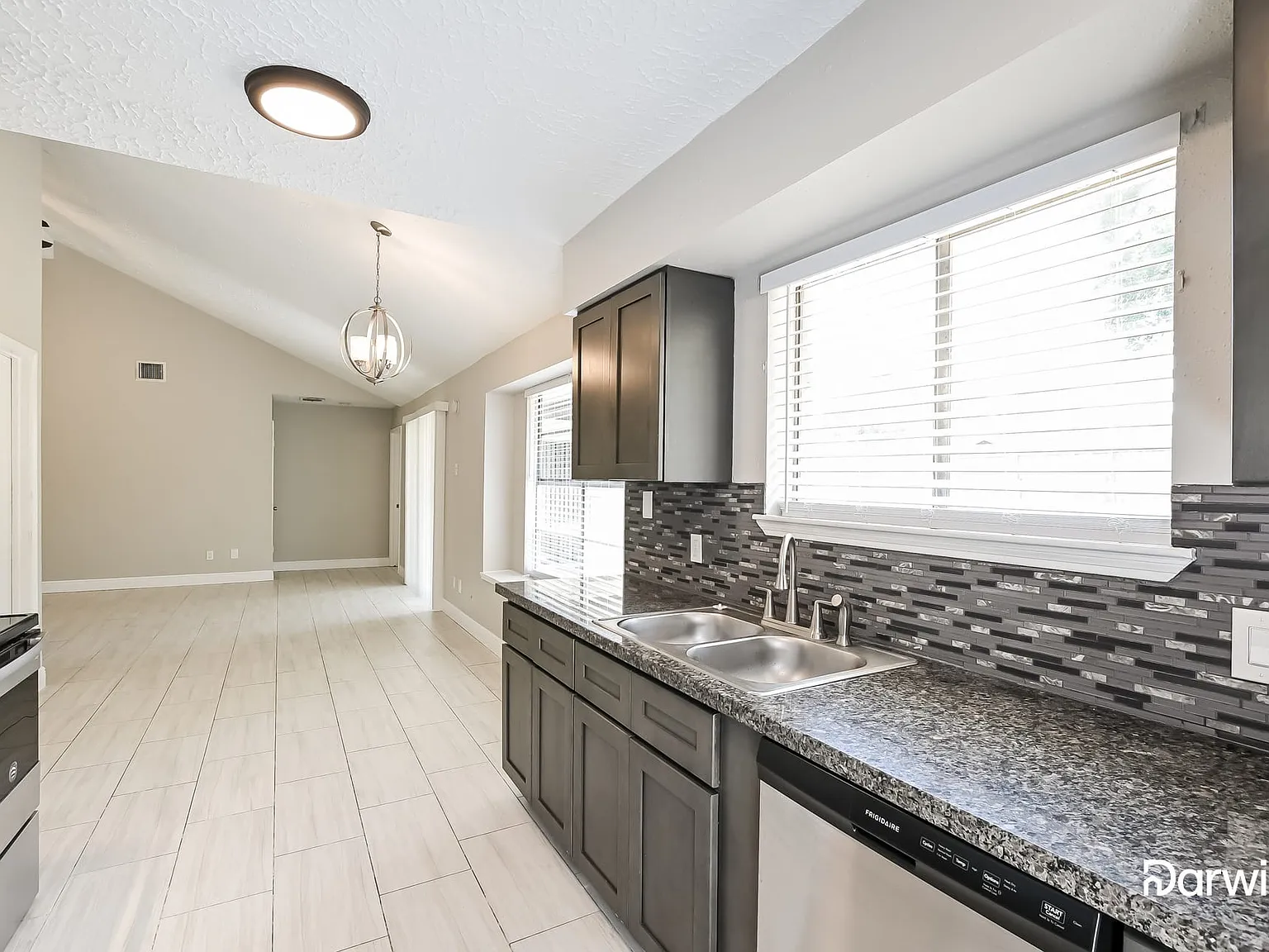 3 bed, 2.0 bath, 1469 sqft, $1,799 — Photo 4