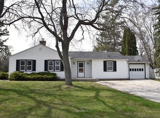 1629 S Calhoun Rd, New Berlin, WI 53151