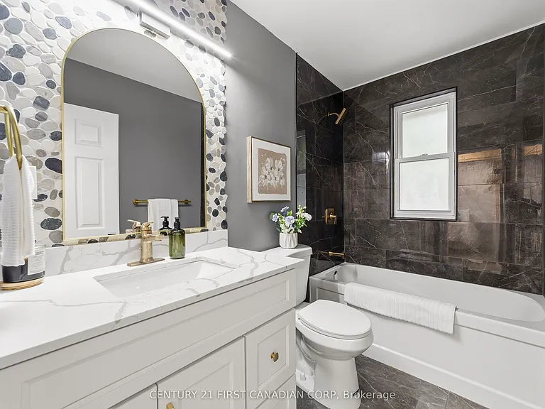 54 Manitoulin Dr — Photo 12