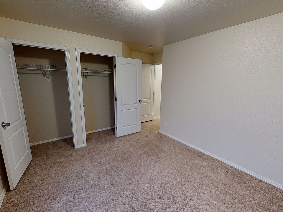 Four Seasons Apartments - Bedroom