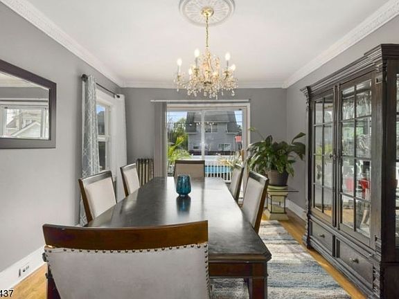 5th image of 110 Leslie St