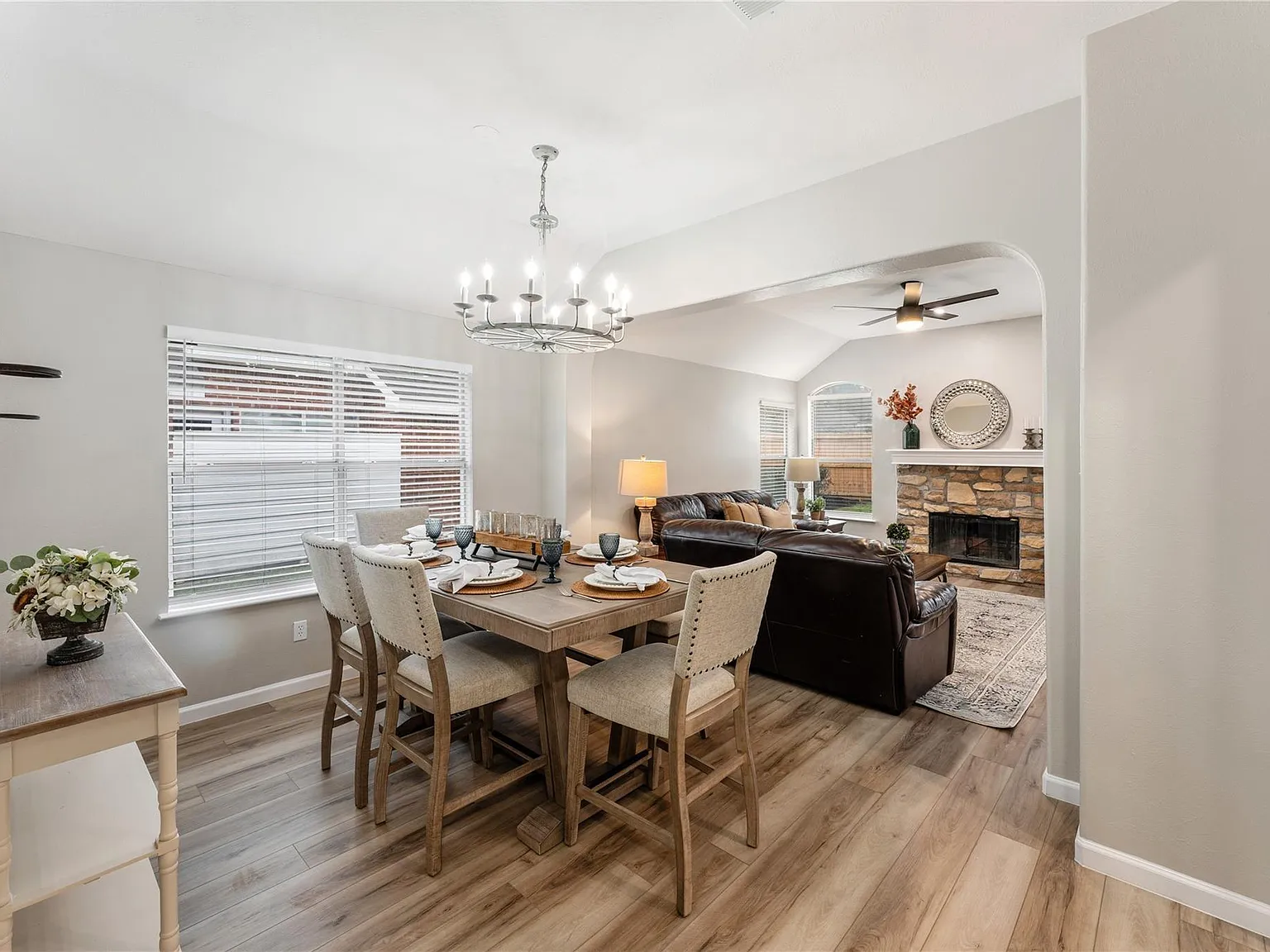 3 bed, 2.0 bath, 1646 sqft, $3,300 — Photo 3