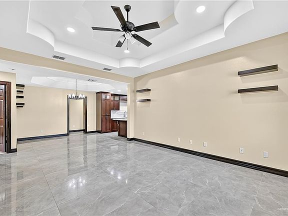 4th image of 905 W Eagle Ave