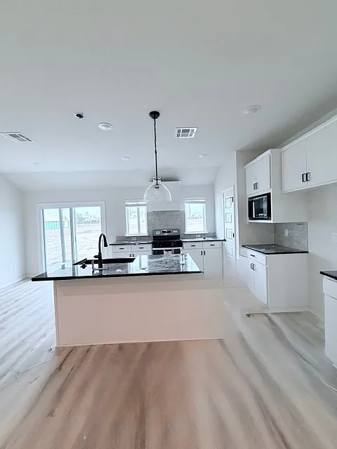 4 bed, 2000 sqft, $2,750 — Photo 3