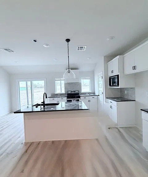 3017 S Redwood Ave — Photo 3